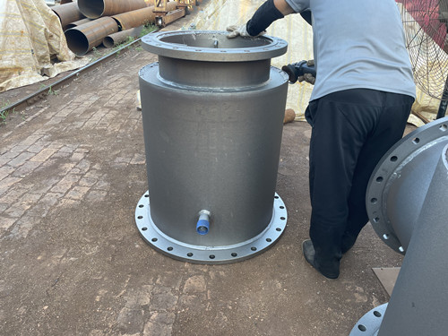 整流直角过滤器毛坯师傅打磨中 整流直角过滤器毛坯师傅打磨中