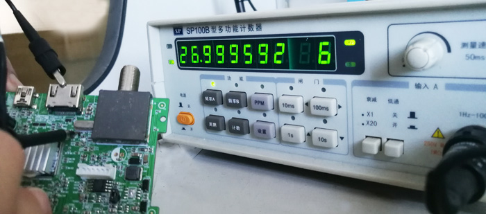 为什么用手触摸一下晶振就会起振？